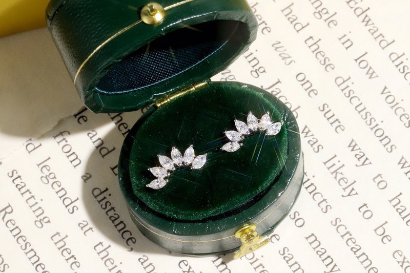 18K金白金钻石耳钉- 马眼微笑设计 - 耳环/耳夹 - 贵金属 