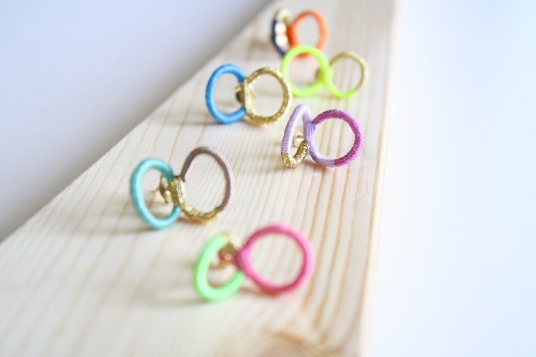 Butterfly ear pierced For colorful earrings for one ear - 耳环/耳夹 - 其他金属 多色