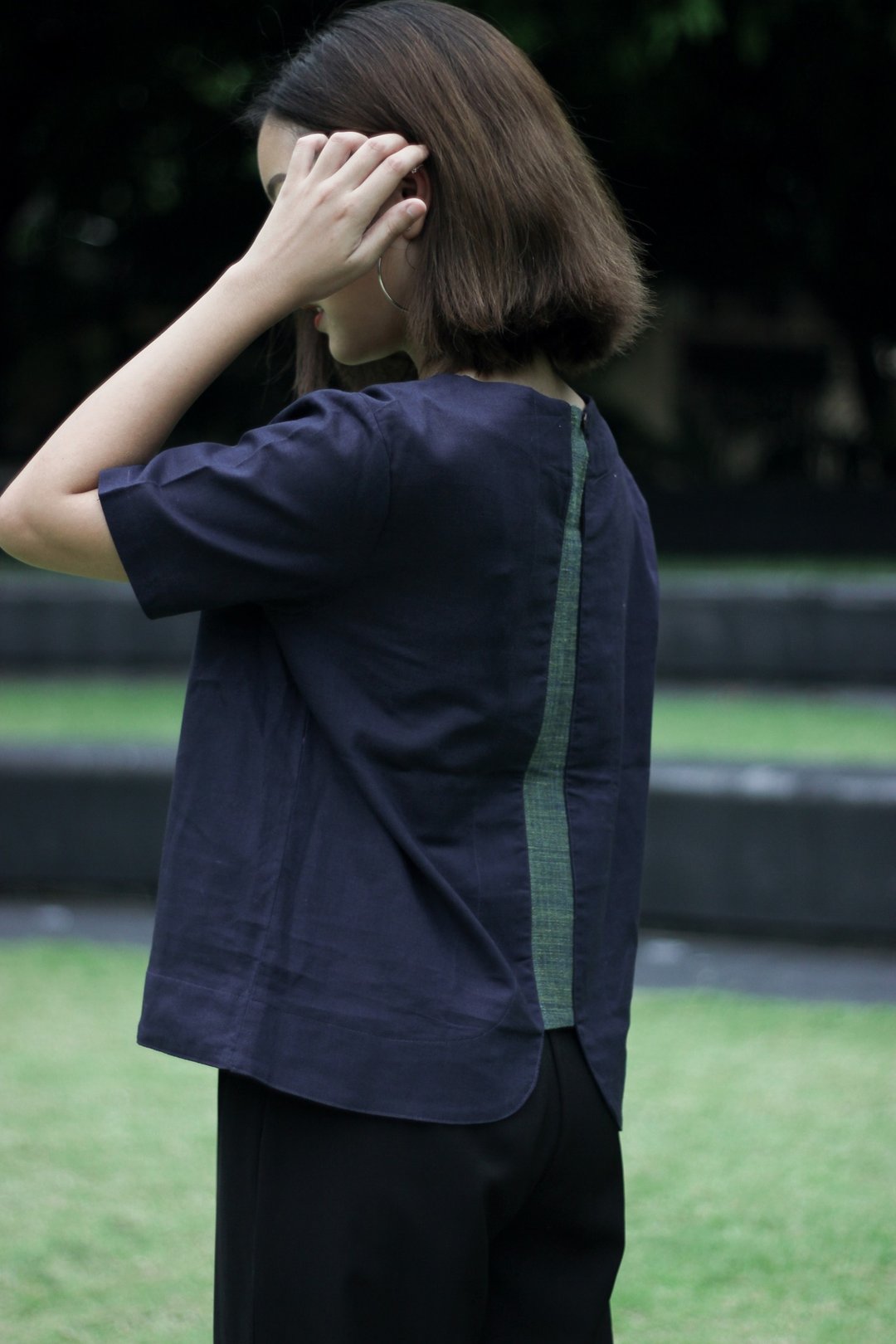 square neck navy blue linen-cotton crop top with weaved natural color fabric - 女装上衣 - 棉．麻 蓝色