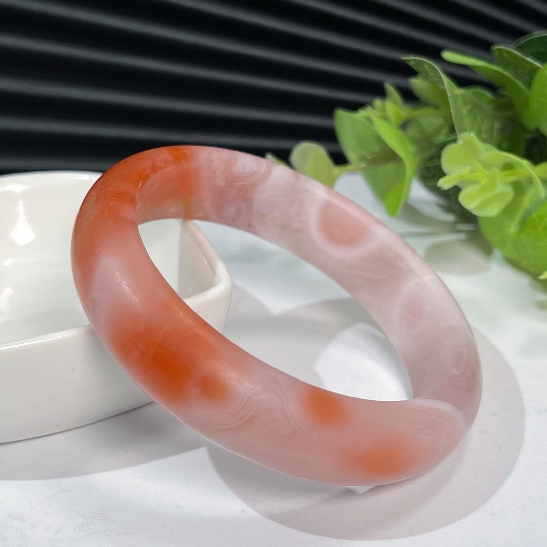 稀有南红玛瑙手镯58+MM 玉化哑光红白料缠丝纹赤玉手环 油润内敛 - 手链/手环 - 半宝石 