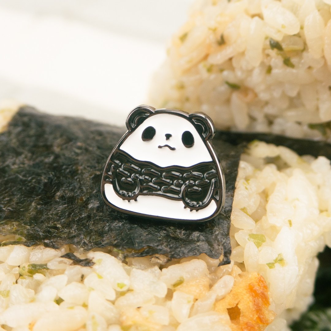 Panda Onigiri Enamel Pin - 胸针 - 其他金属 白色