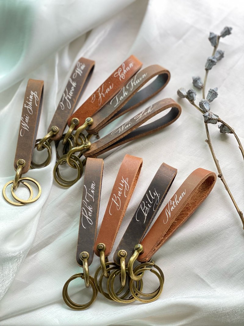 真皮钥匙圈 黄铜马蹄扣吊饰 专属西洋书法刻字 | 头层牛皮 - 吊饰 - 真皮 咖啡色