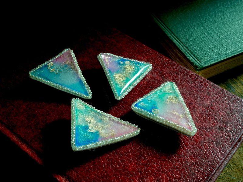 宇宙のかけらの三角ブローチ - 胸针 - 塑料 