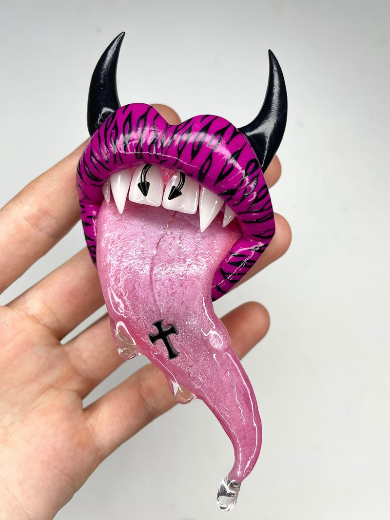 手机握柄。深粉红色的嘴唇，有角。 - 其他 - 粘土 