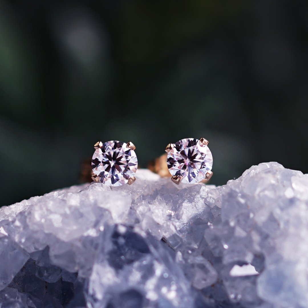 Moissanite 4mm Stud Earrings White (Clear) - 耳环/耳夹 - 宝石 透明