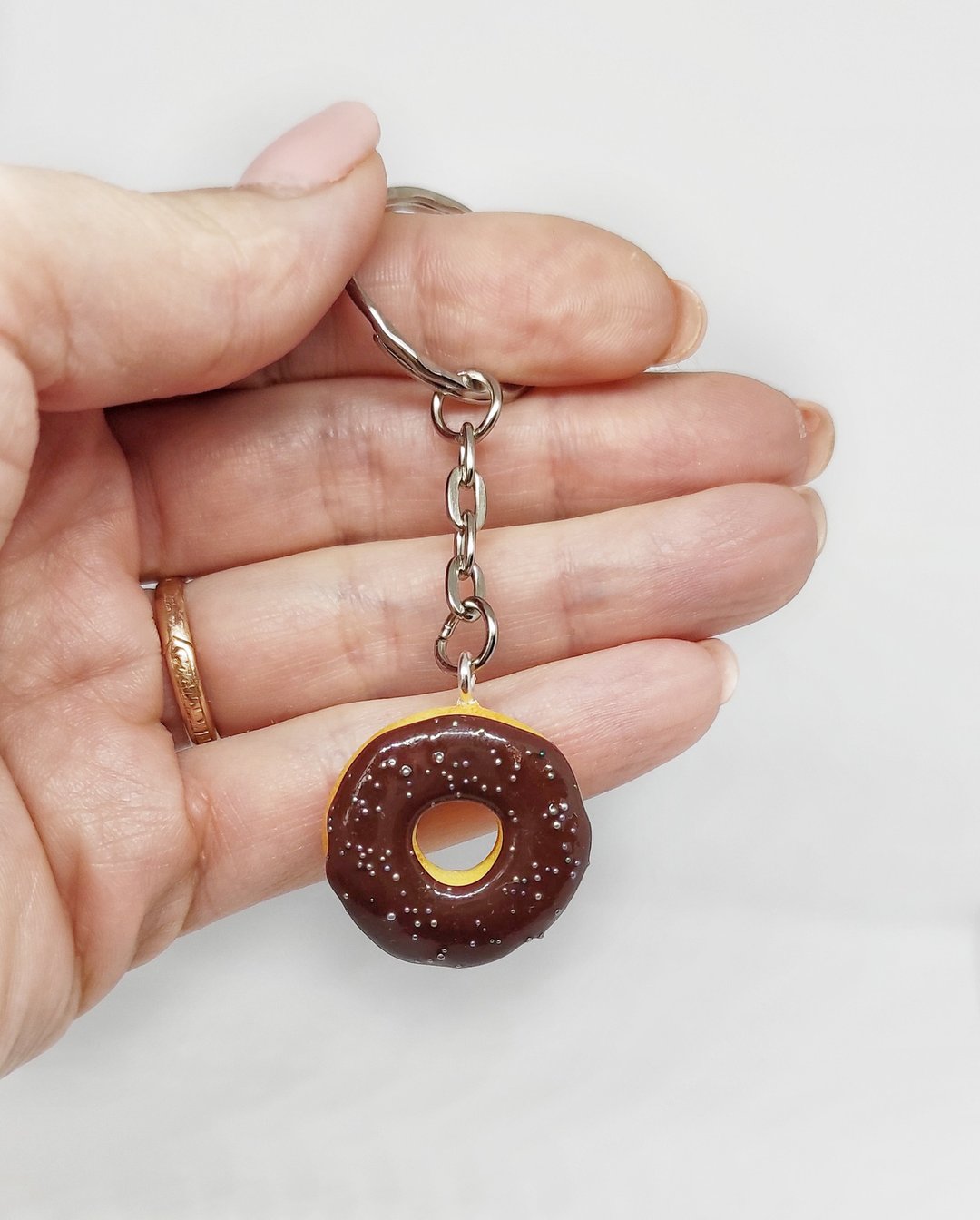 Donut on a keychain - food keychain - dessert keychain - gift idea - 钥匙链/钥匙包 - 粘土 