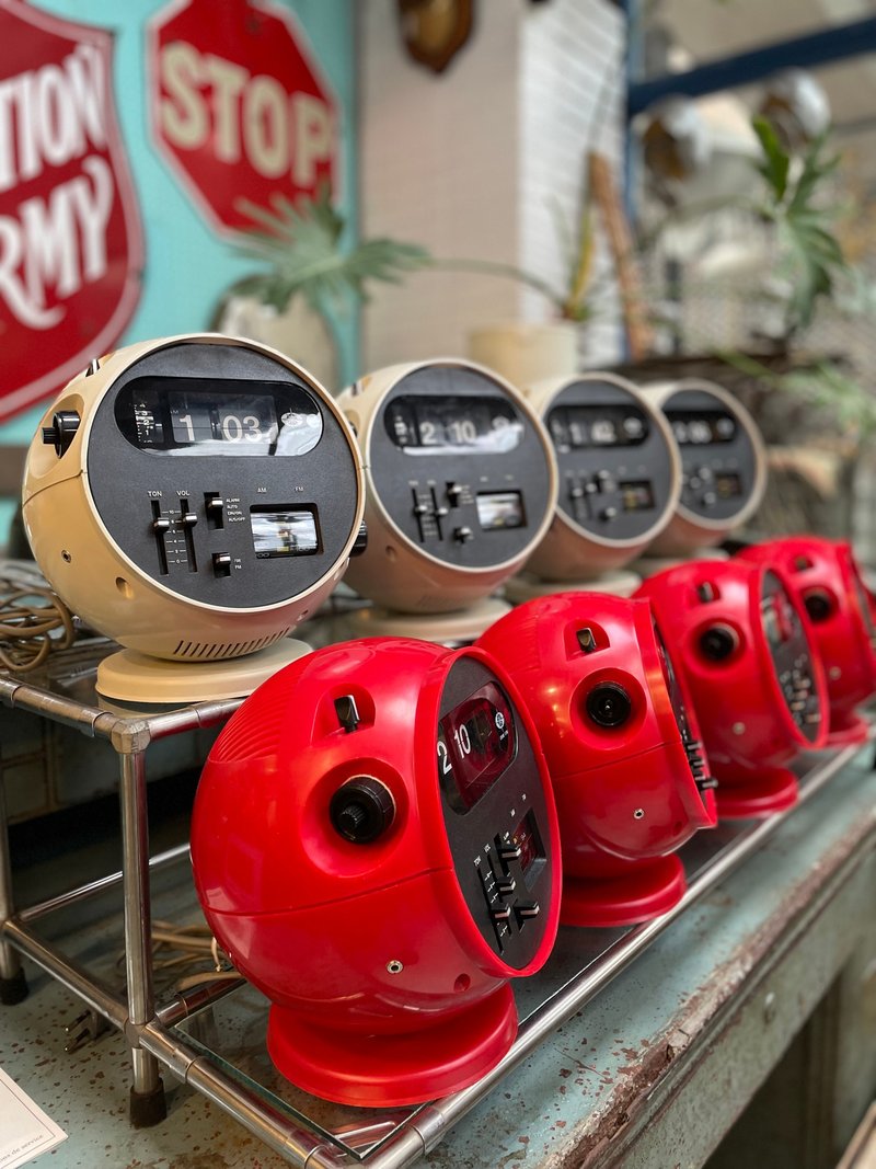 太空时代翻转时钟收音机 - 时钟/闹钟 - 塑料 红色