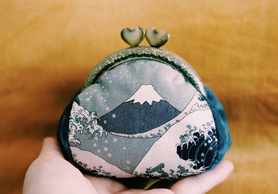 【Gi LAI】*全手缝*南瓜口金包-富士山在神奈川冲浪里/附礼盒包装 - 零钱包 - 棉．麻 蓝色
