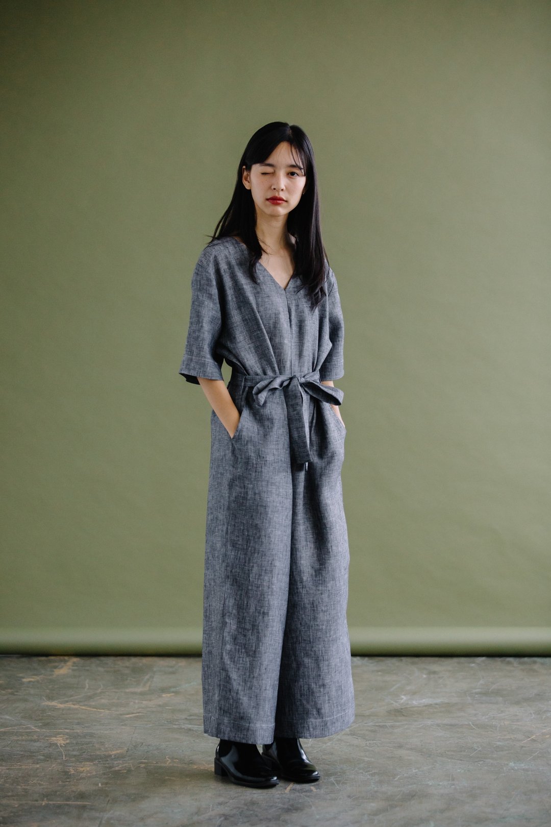 WIDE-LEG JUMPSUIT WITH V-NECK IN GREY CHAMBRAY - 背带裤/连体裤 - 棉 灰色
