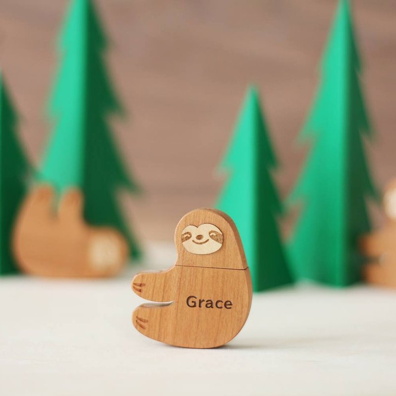 【圣诞定制礼物】 USB 原木随身碟 树懒 派对动物 | 生日礼物 - U盘 - 木头 咖啡色