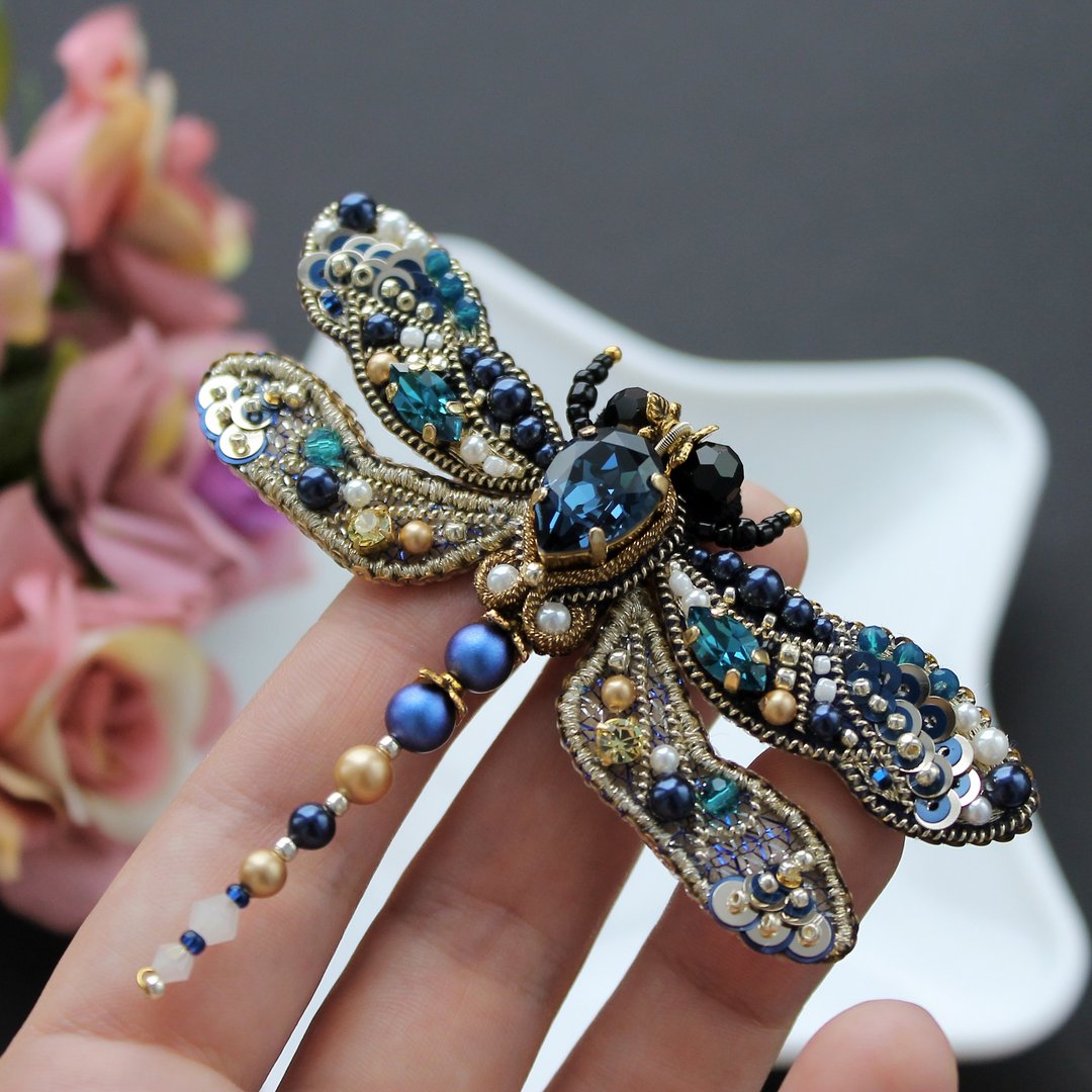 Beaded Dragonfly Brooch. Embroidered Brooch Handmade. Insect Pin - 胸针 - 水晶 蓝色