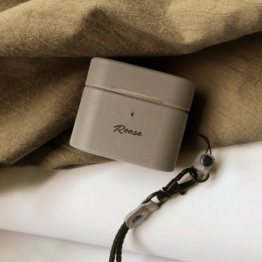 【定制化礼物】幸福假期 AirPods 3 / 4 代 定制文字 真皮防摔保护 - 耳机收纳 - 塑料 黑色