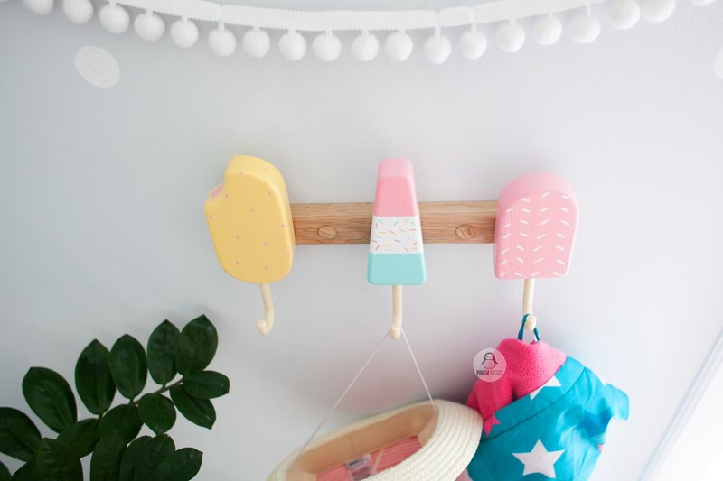 Clothes and towel hanger for nursery with wooden ice cream hooks - 收纳用品 - 木头 