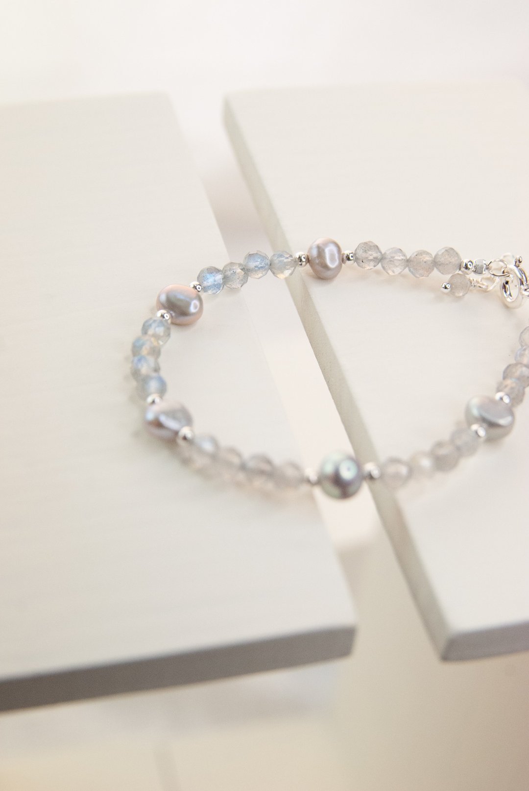 Same.Same Jewelry 拉长石灰色巴洛克珍珠手链 - 手链/手环 - 半宝石 