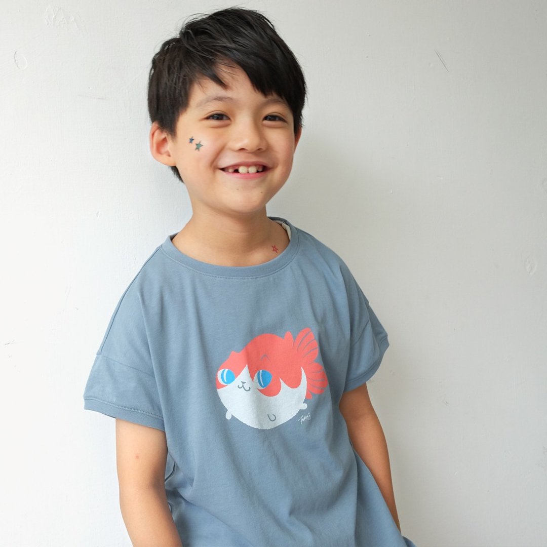 Kids Tisha金鱼喵/儿童纯棉Tshirt 雾灰蓝-中性版 - 童装上衣 - 棉 蓝色