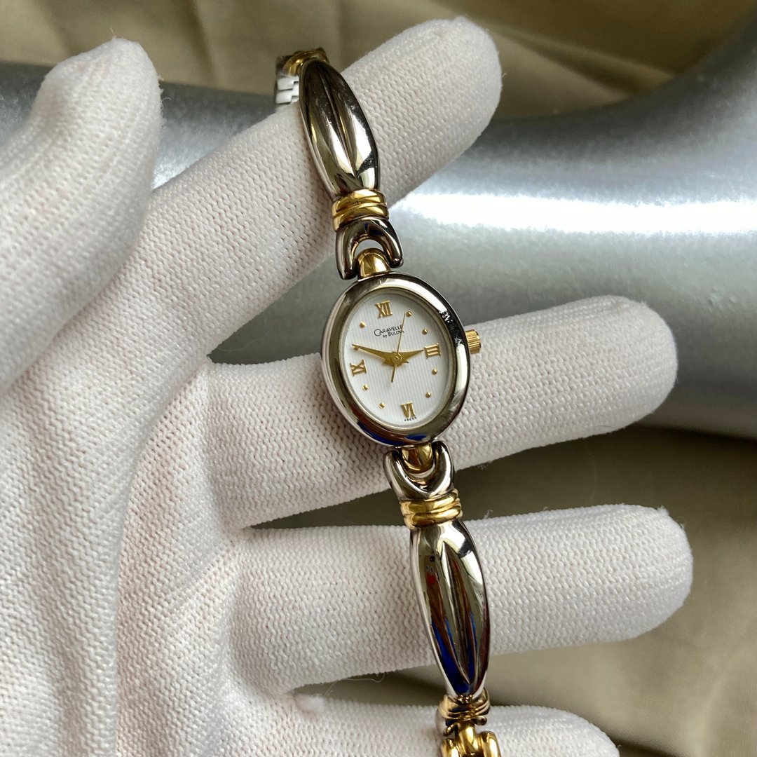 Caravelle by Bulova 椭圆 白色压纹表盘 手环手链表带 古董表 - 女表 - 其他金属 银色