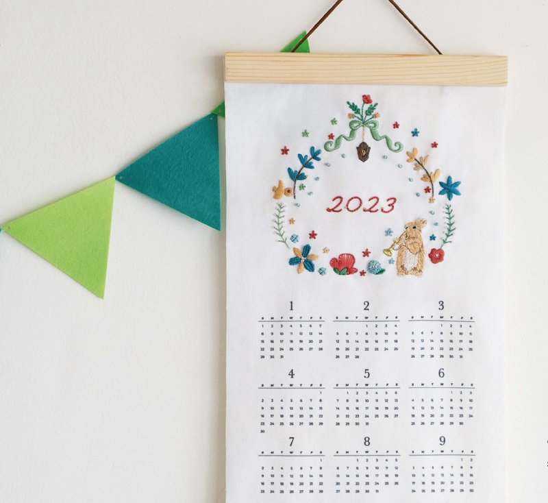 9点以后 | 完成品. 2023花园兔年历. 纯手工 刺绣 挂历 纸盒包装 - 年历/台历 - 棉．麻 多色
