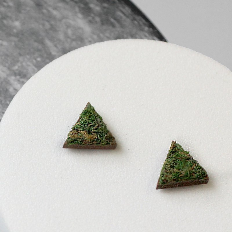 【老朋友限定礼】Woops 木头手作耳环-草皮好朋友(三角形) - 耳环/耳夹 - 木头 绿色