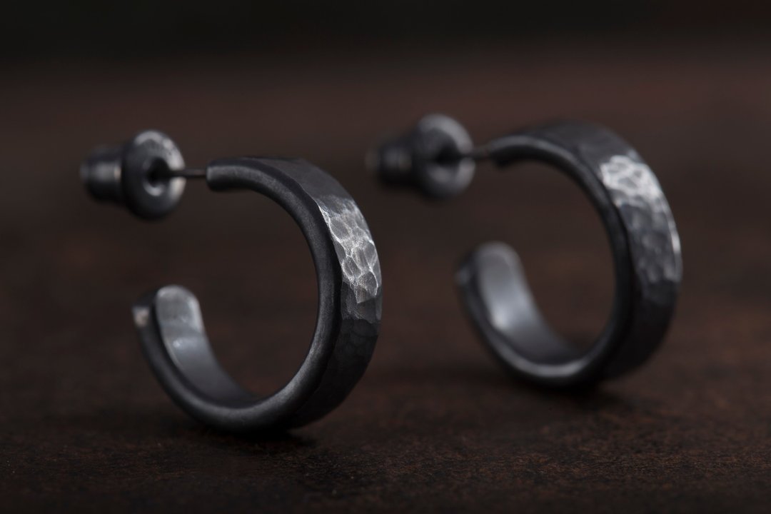 炭墨黑 经典锤目 纯银耳环 HammeredHead Earrings - 耳环/耳夹 - 纯银 黑色