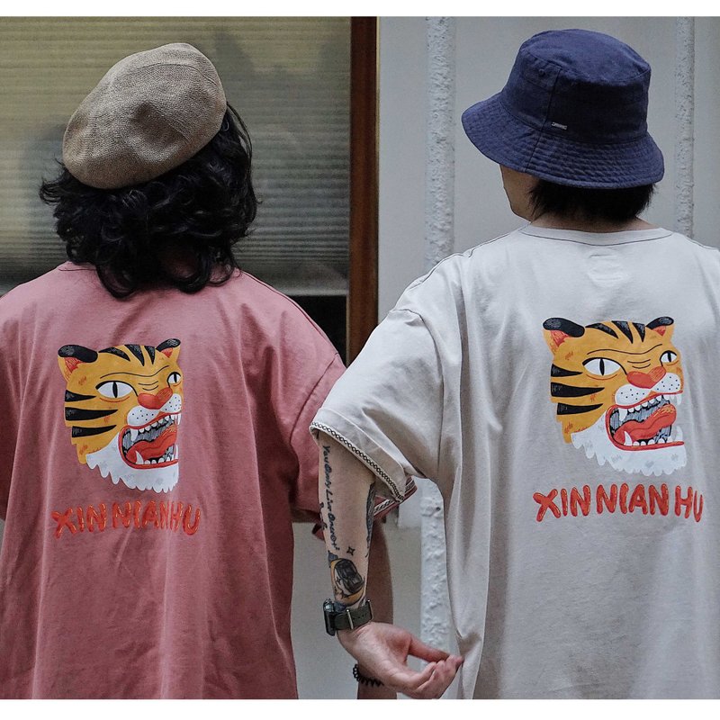 ARMY LOGIC 老虎印花复古T恤 - 男装上衣/T 恤 - 棉．麻 卡其色