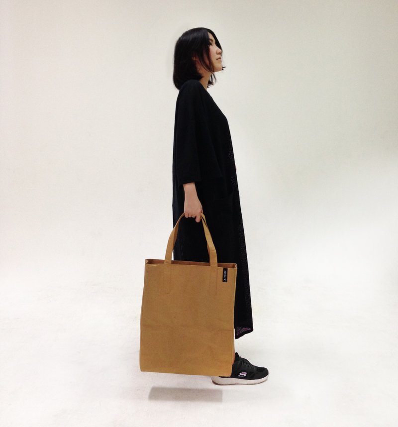 ARTWORK ORIGINAL BROWN / washable kraft paper tote bag with tyvek lining - 侧背包/斜挎包 - 纸 咖啡色