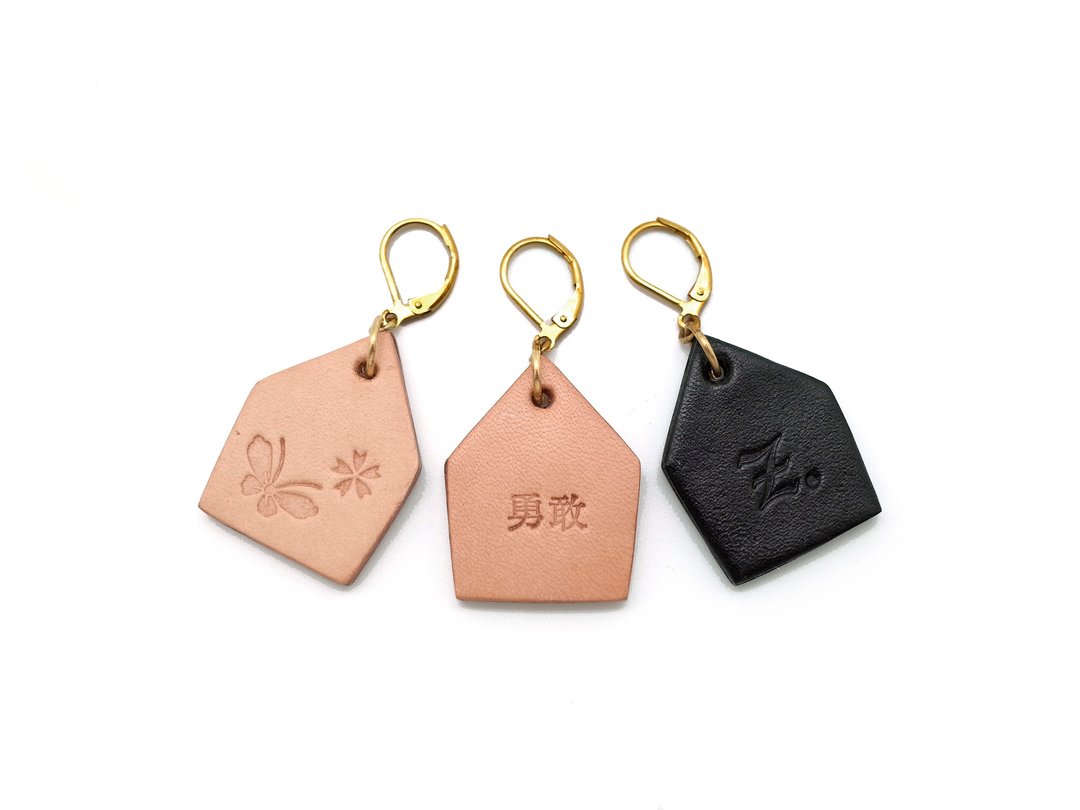 温馨小窝 定制皮革耳环 (12色/免费刻字/一对) - 耳环/耳夹 - 真皮 卡其色