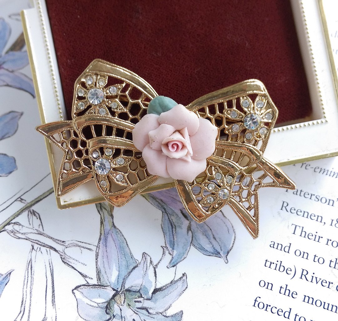 Vintage Jewelry 西洋古董饰品 1928 粉玫瑰 篓空蝴蝶结 别针 - 徽章/别针 - 其他金属 粉红色