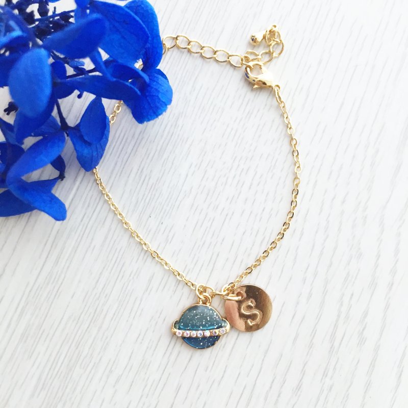 星球 土星  星际 太空 蓝色 英文字母 刻字小圆牌 定制化 名字迷你 手链  手环 原创 手作 手镯 手链首饰 星球 月球 英文字母 刻字小圆牌 定制化 名字迷你 - 手链/手环 - 其他金属 蓝色