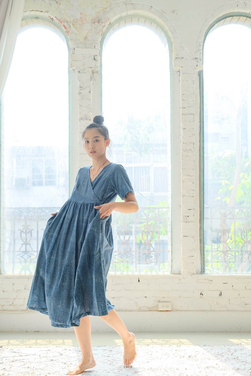 裹身洋装 短袖 B041 靛蓝色 小格纹 - 洋装/连衣裙 - 棉．麻 蓝色