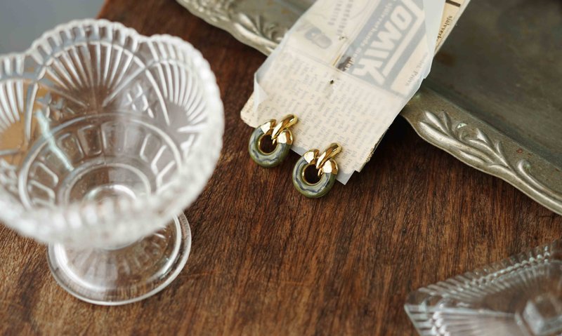 欧洲杂货-个性蛇纹祖母绿圆形古董夹式耳环 - 耳环/耳夹 - 其他金属 绿色