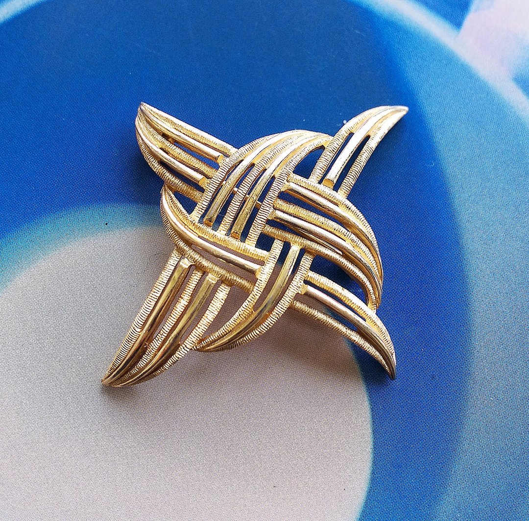 Vintage Jewelry 西洋古董饰品 TRIFARI 回旋标 金属刷纹 别针 - 徽章/别针 - 其他金属 金色