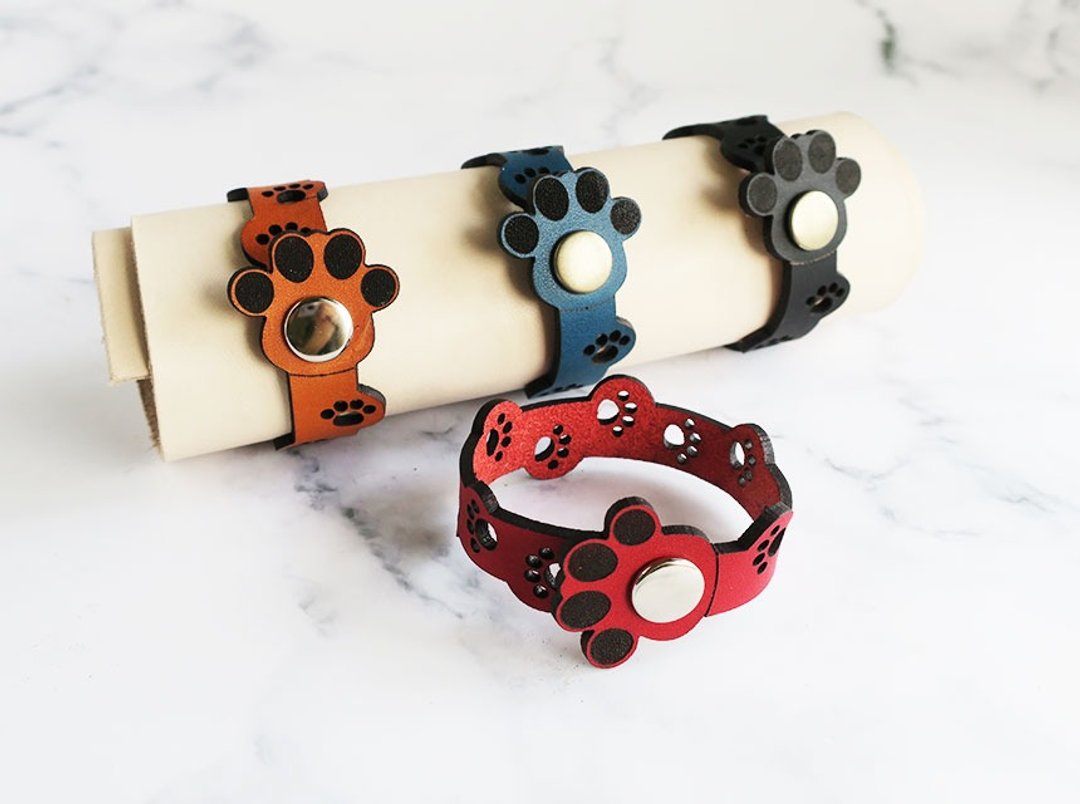 Genuine leather bracelet full of paws Gift wrapping Christmas Gift for children - 手链/手环 - 真皮 多色
