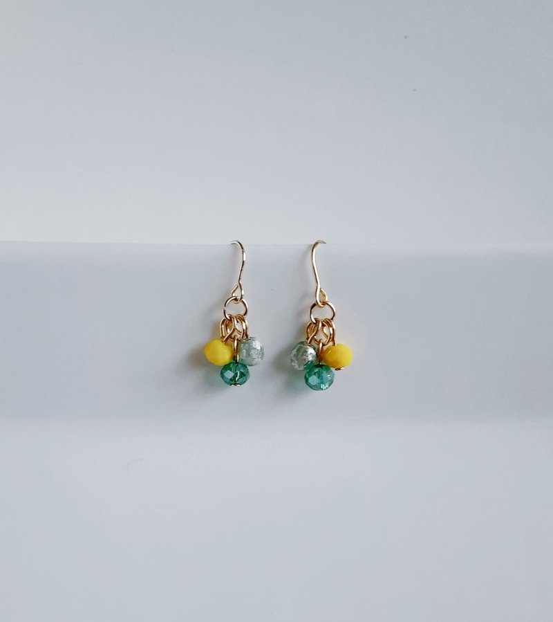 黄绿色迷你耳环 玻璃珠与捷克珠 简约设计 生日礼物 可换抗过敏耳针或耳夹 - 耳环/耳夹 - 玻璃 绿色