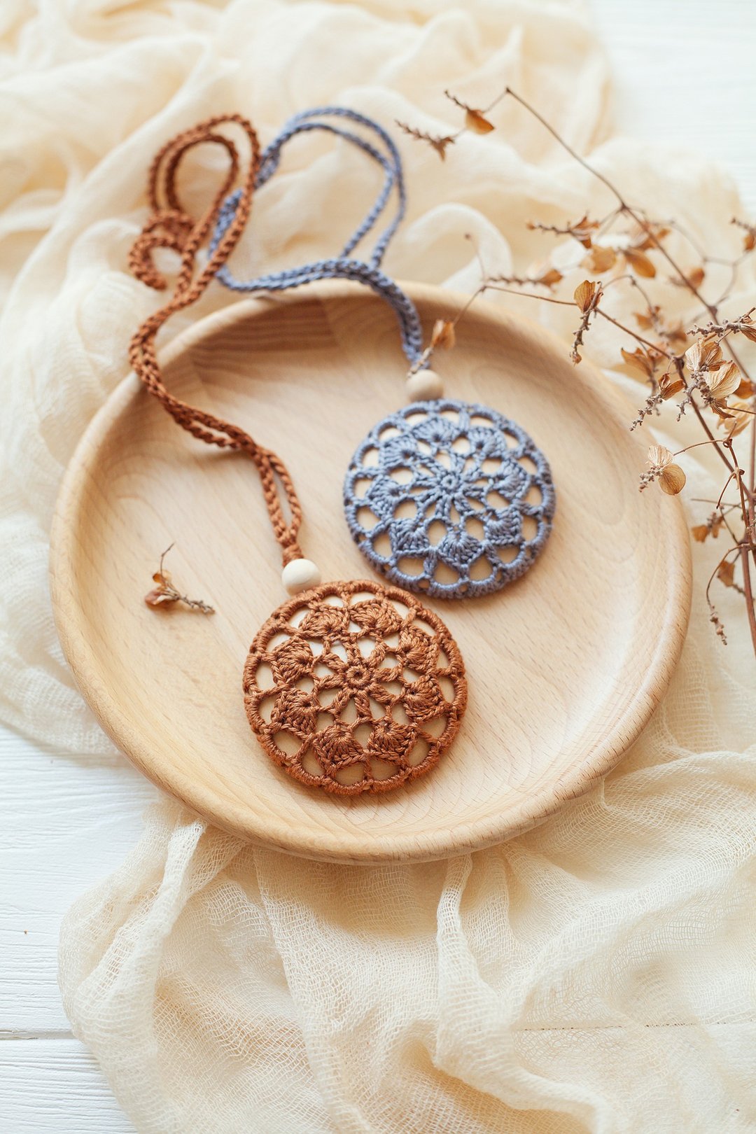 Boho Style Crochet Pendant - Modern Jewelry for Breastfeeding Mom - Brown Grey - 项链 - 木头 咖啡色