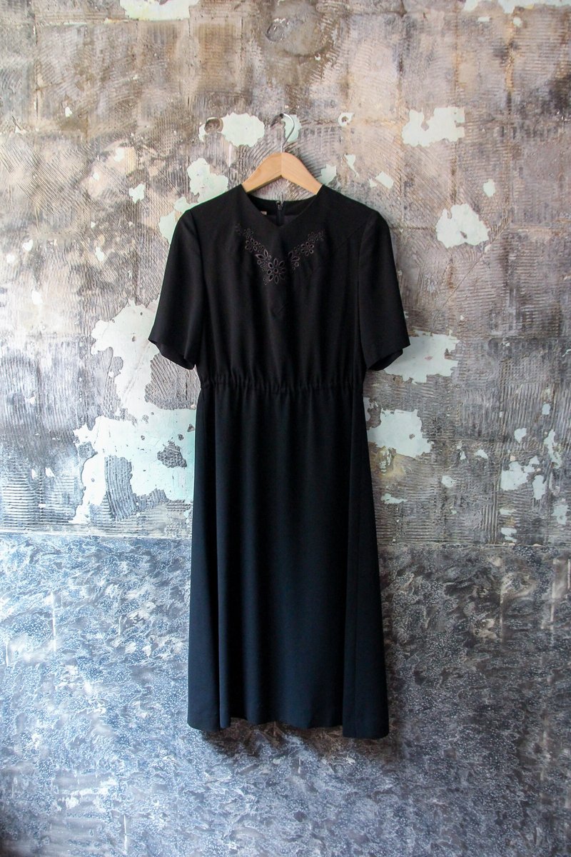 袅袅百货公司-Vintage 黑色V领绣花短袖洋装 复古着 - 洋装/连衣裙 - 聚酯纤维 