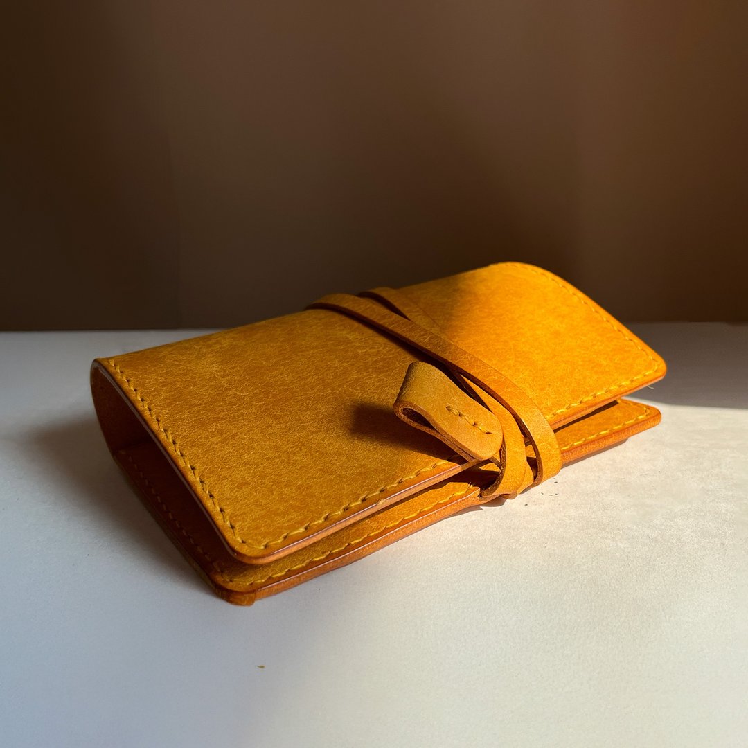 【手工缝制】艾曼纽 皮革护照夹 Voyage 系列/植鞣革 -定制化礼物 - 护照夹/护照套 - 真皮 黄色