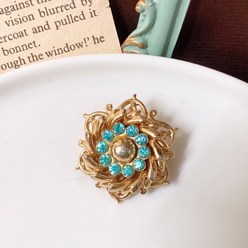 【西洋古董饰品】湖水蓝莱茵钻 花型立体质感层次堆叠 胸章胸针 - 胸针 - 贵金属 金色