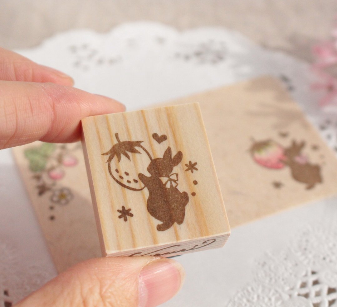 Strawberry and rabbit stamp - 印章/印台 - 橡胶 
