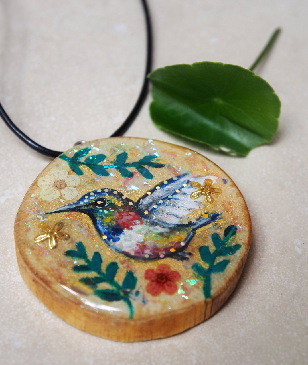 Hummingbird : Spirit animal hand-painted wooden necklace - 颈链 - 木头 咖啡色