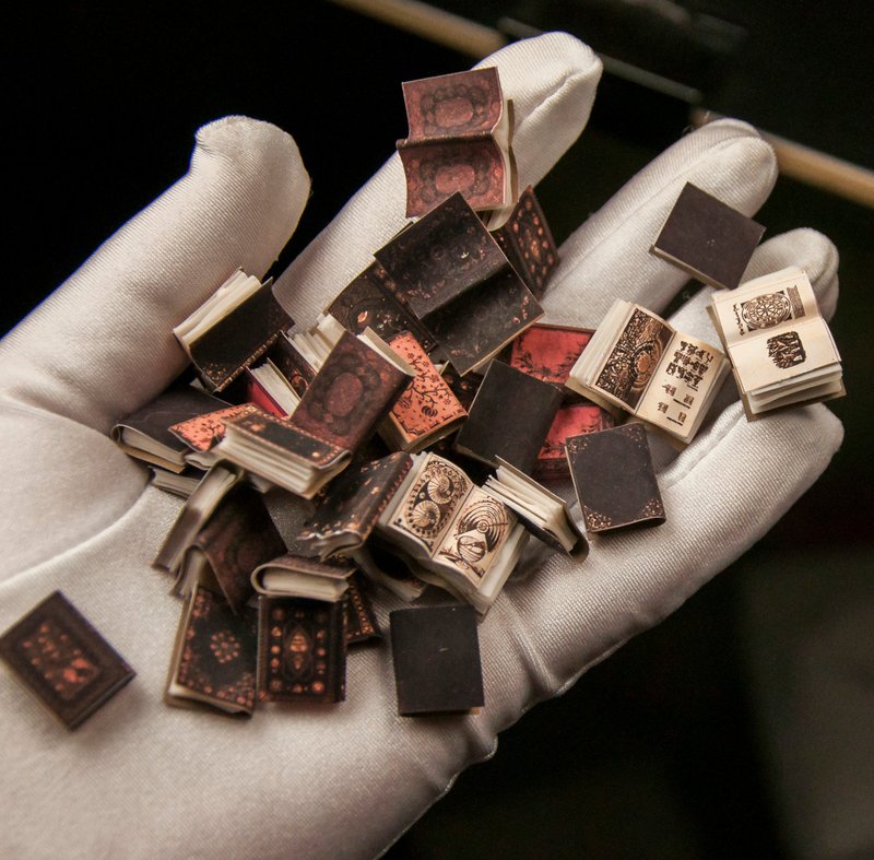 Set of 30 books for doll house. Faux horror miniature for dollhouse or diorama - 玩偶/公仔 - 其他材质 黄色