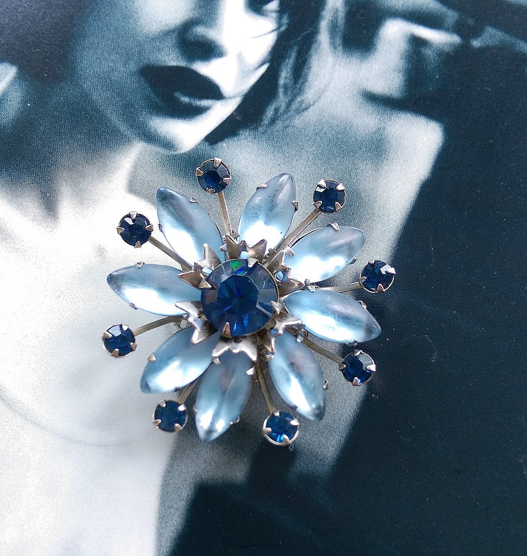Vintage Jewelry 西洋古董饰品 冰雾蓝霜 莱茵花 别针 - 徽章/别针 - 其他金属 金色