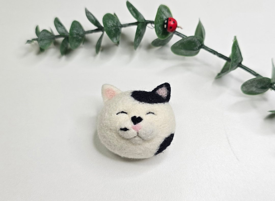 羊毛毡可爱小猫咪别针现货情人节特别爱心乳牛猫款 - 徽章/别针 - 羊毛 白色