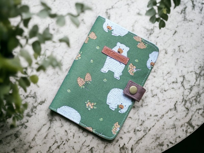 手作护照套。草地上的大棕熊 - 护照夹/护照套 - 棉．麻 绿色