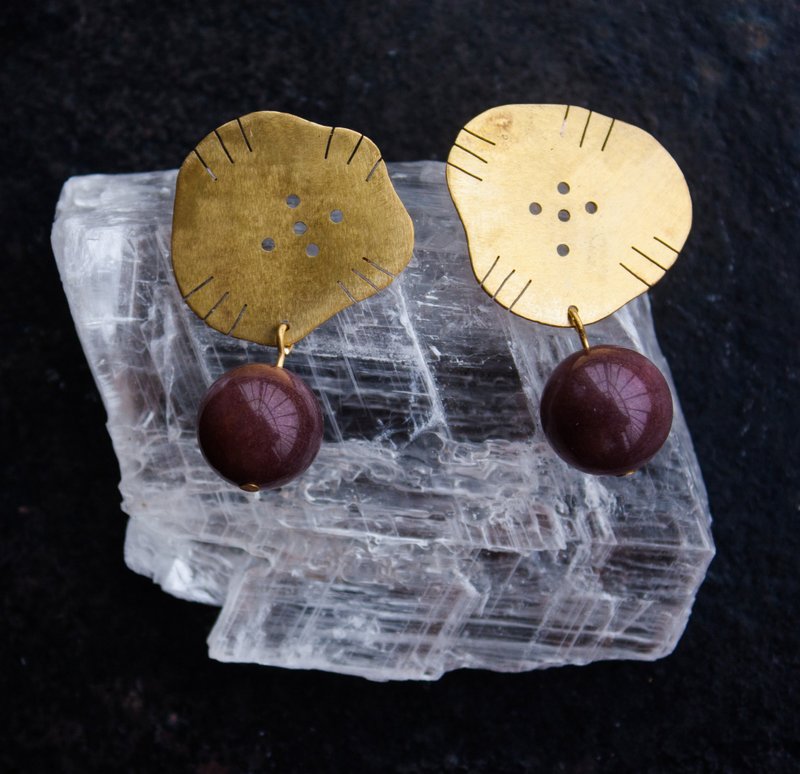 不规则花型紫东菱玉耳环 - 可做夹式耳环 - 耳环/耳夹 - 其他材质 紫色