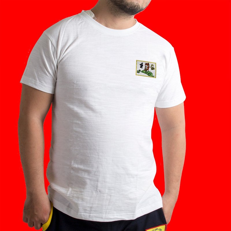 圆领T-布章-招财猫(白) - 男装上衣/T 恤 - 棉．麻 白色