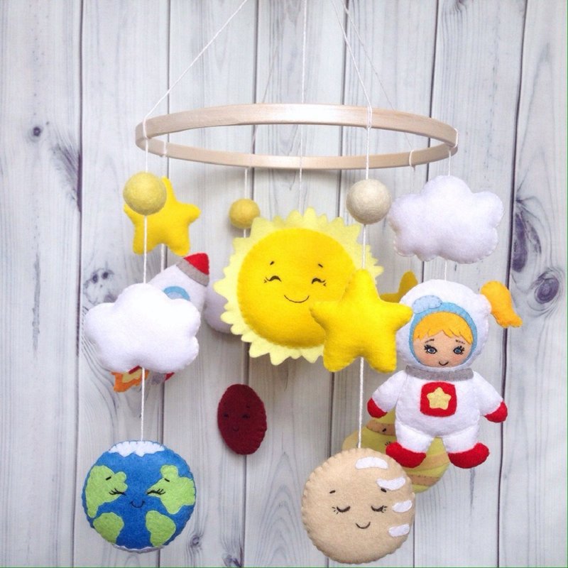 Space Baby Mobile Girl Astronaut, Rocket, Sun and Planets, Solar System Nursery - 玩具/玩偶 - 环保材料 多色