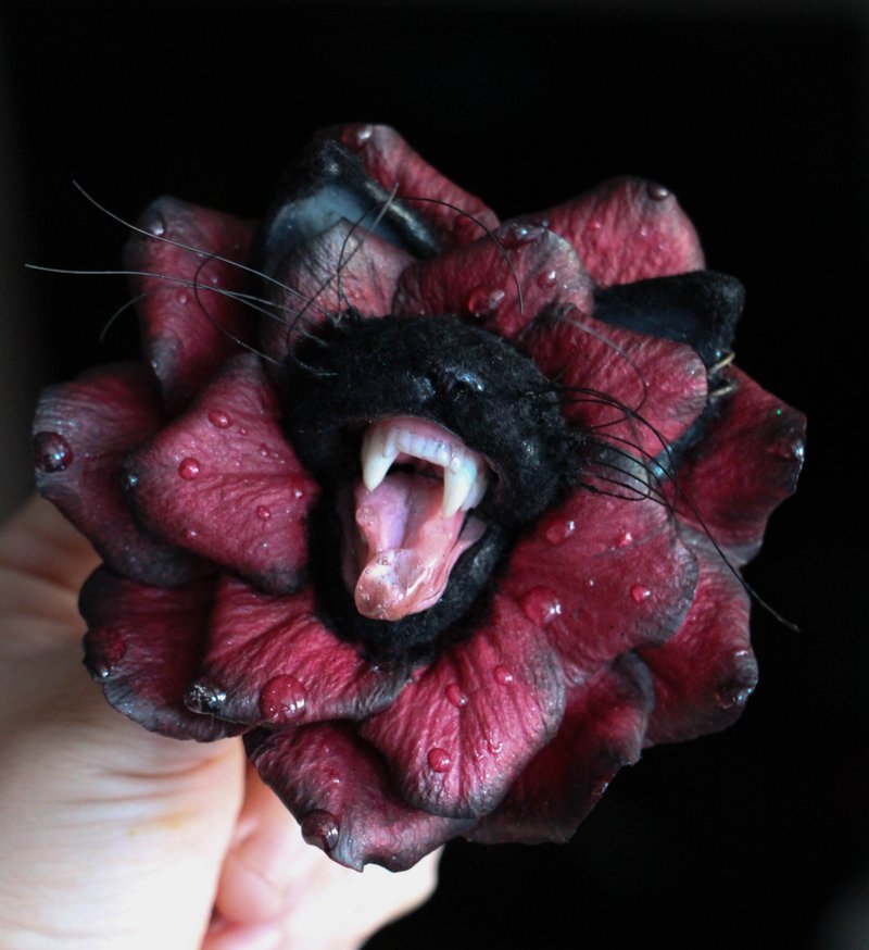 猫咪胸针 咬花猫 猫咪戴花胸针 - 胸针 - 粘土 黑色