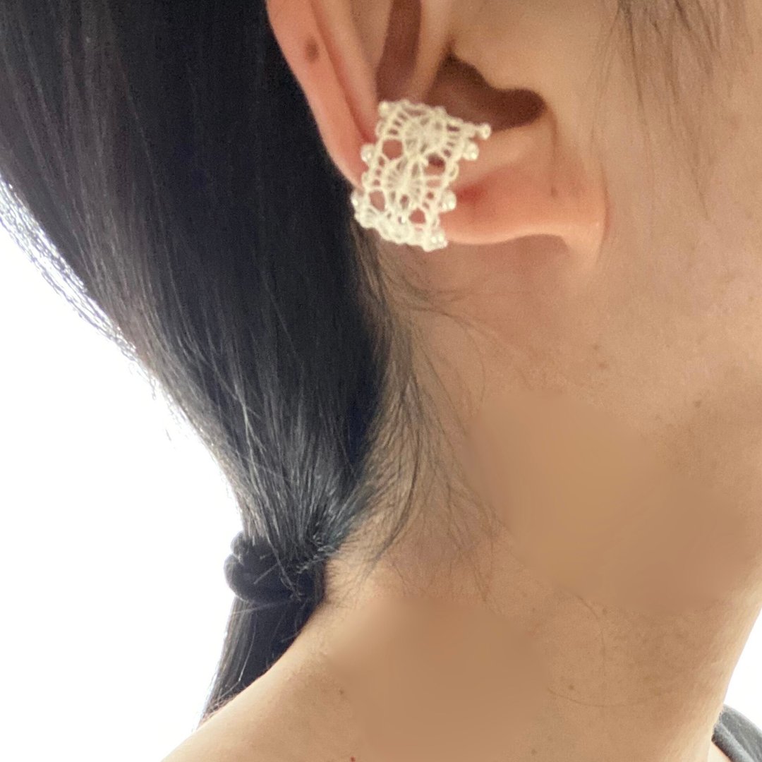 白色蕾丝耳骨夹 Ñandutí 单耳 白色Ñandutí蕾丝耳骨夹 单耳 手工编织蕾丝 无耳洞耳环 - 耳环/耳夹 - 绣线 白色