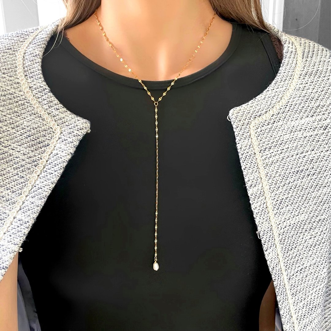 医疗级不锈钢材质，适合金属过敏者 — 淡水珍珠 Y字 丝巾链 时尚细致项链 14K金 316L 医疗级不锈钢 珍珠项链 防过敏 - 项链 - 不锈钢 金色