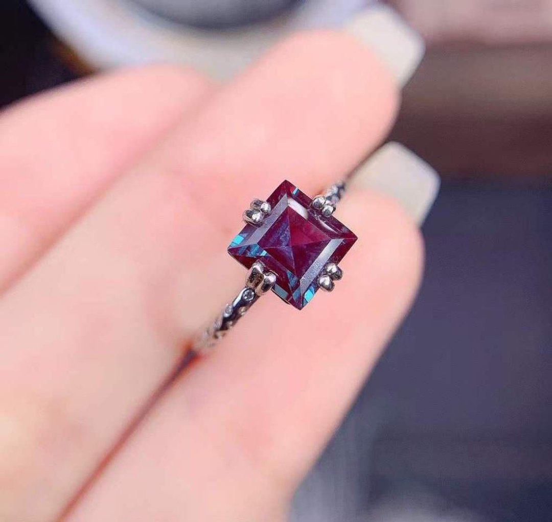 Square Alexandrite Ring, Alexandrite Silver Ring, Delicate Alexandrite Ring - 戒指 - 其他金属 银色
